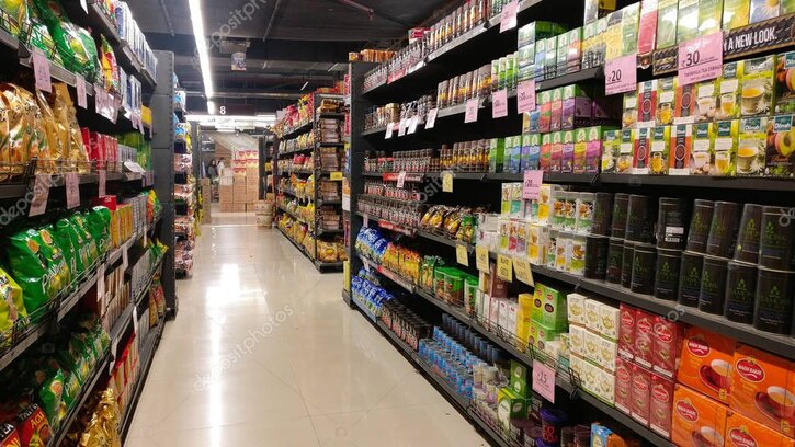 Scaffali di negozio con prodotti alimentari dal Sud America