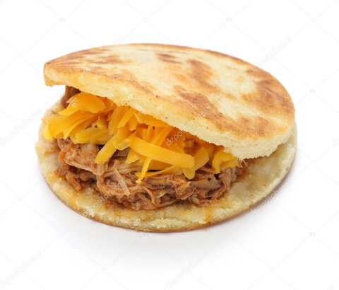 Arepas venezuelane ripiene servite su un piatto di legno.
