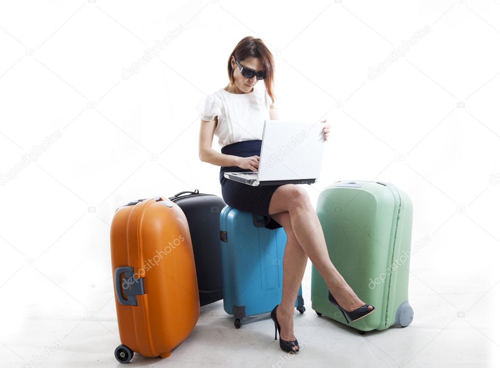 Viaggiatore al check in in aeroporto con il proprio bagaglio
