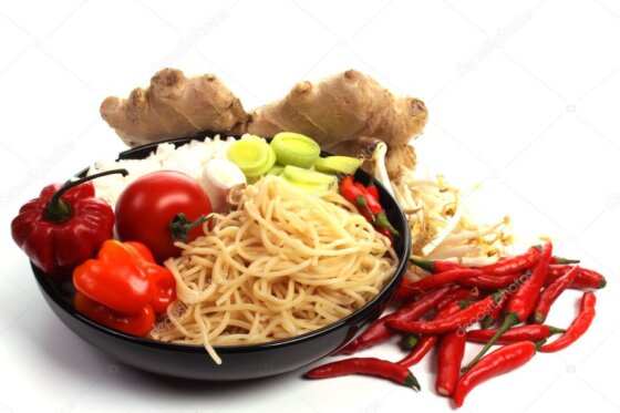 Scaffali con noodles, salse e prodotti asiatici