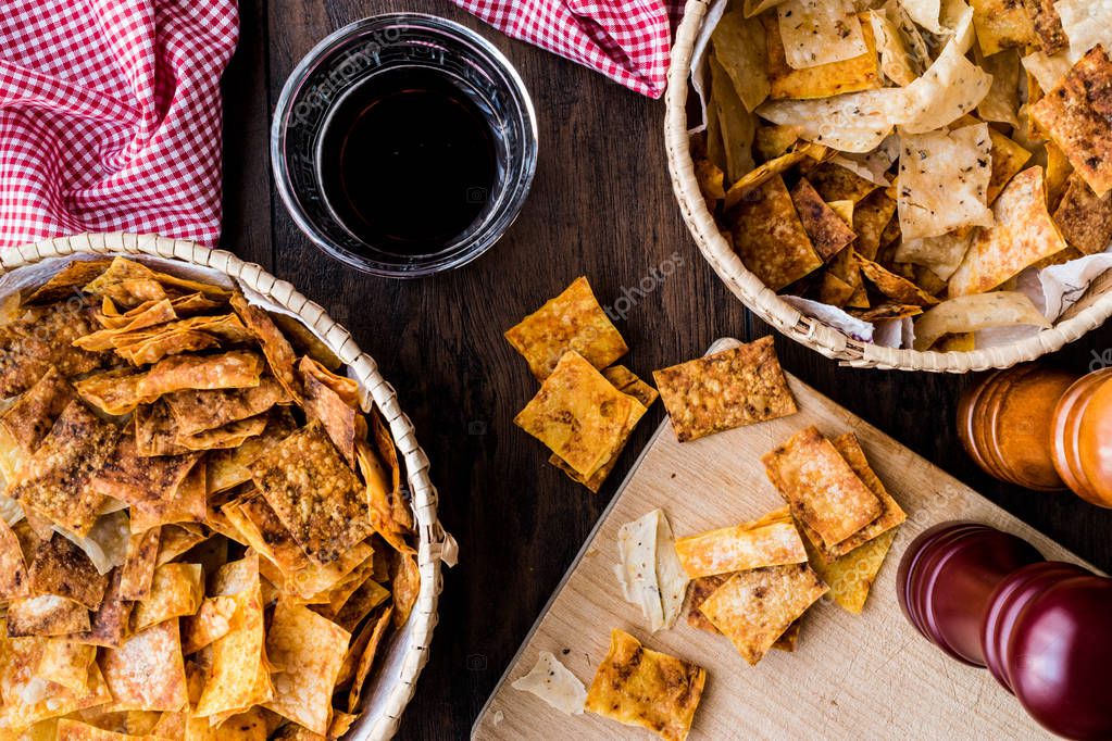 Ciotole con chips di platano e altri snack salati.