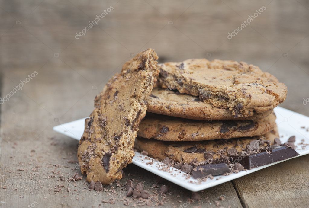 Biscotti e dolcetti assortiti su un vassoio.