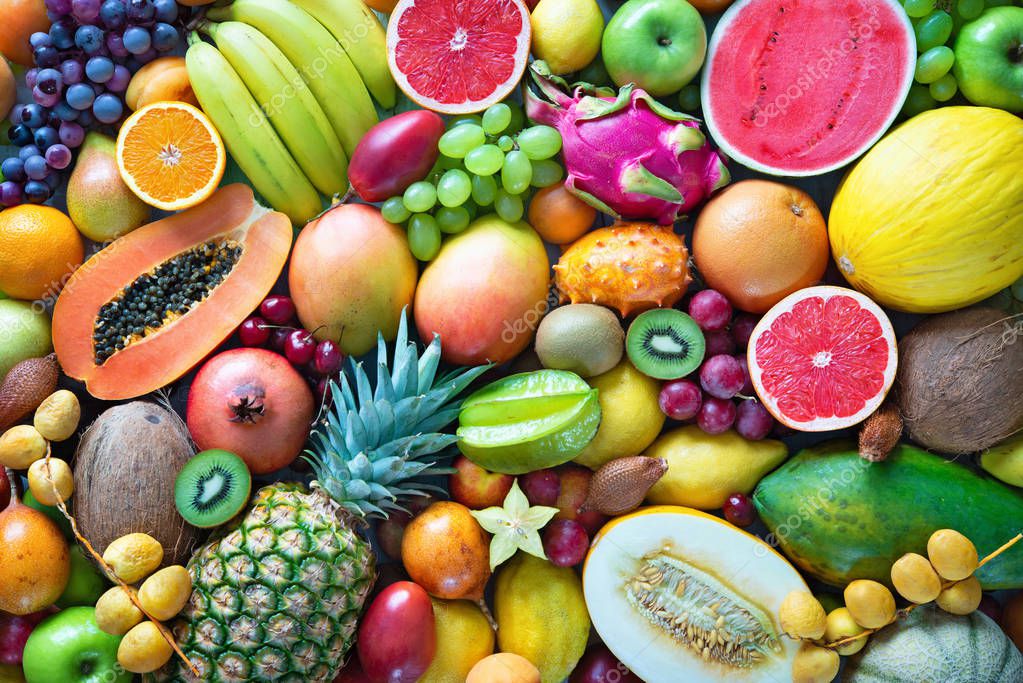 Varietà di frutti esotici colorati in esposizione.