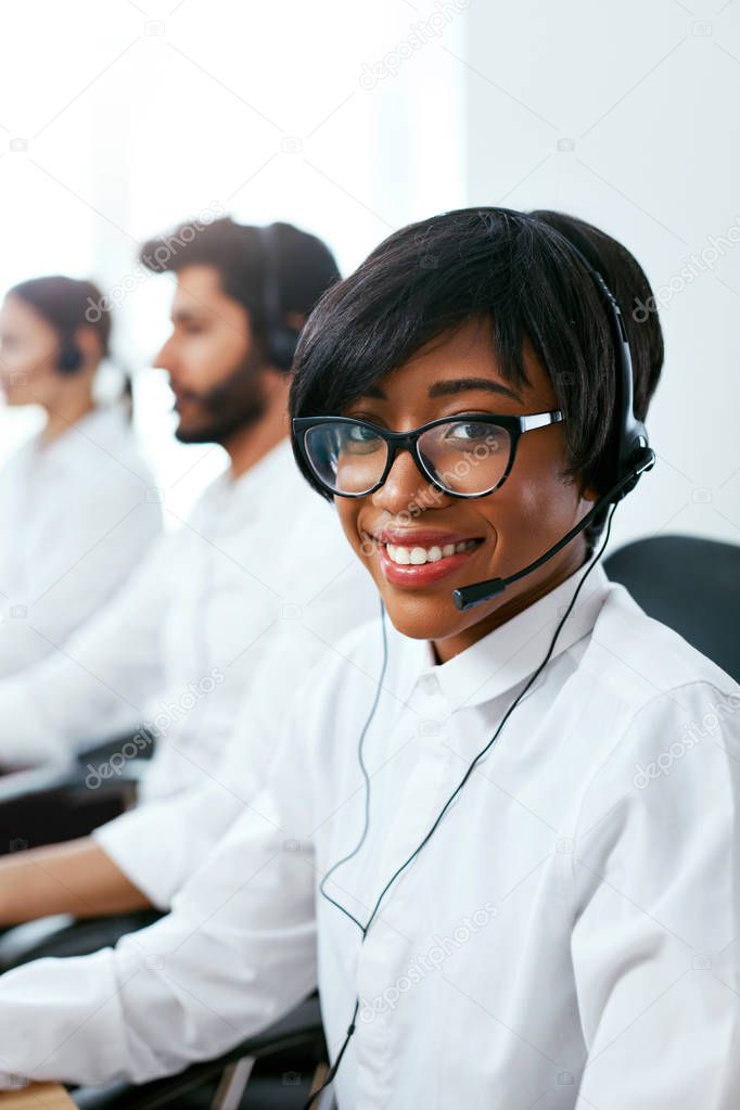 Cliente che parla con un addetto in negozio