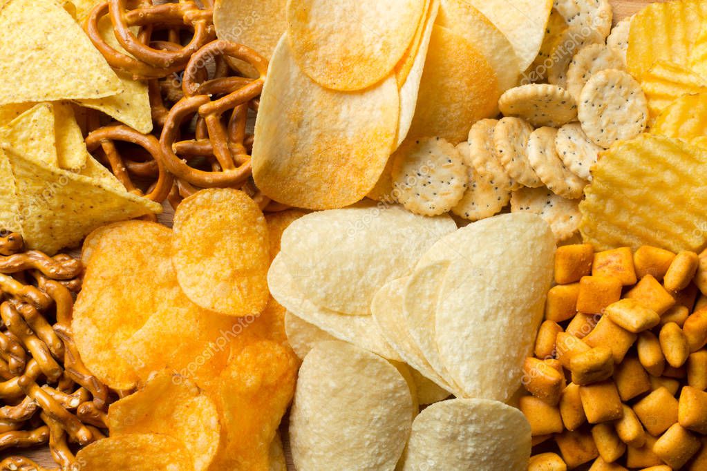 Varietà di snack salati in ciotole.