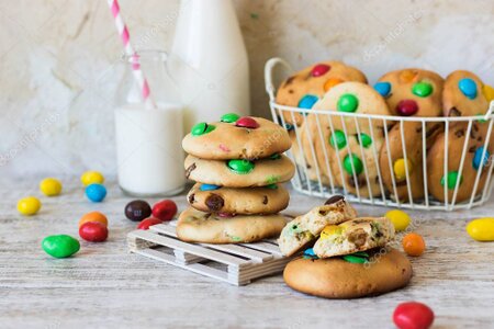 Snack dolci e biscotti internazionali esposti sugli scaffali