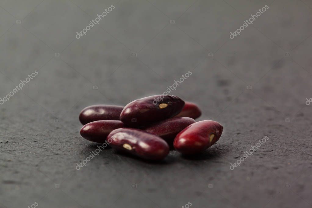 Legumi africani secchi in sacchetti.