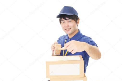 Cliente che riceve un pacco dal personale al banco del negozio
