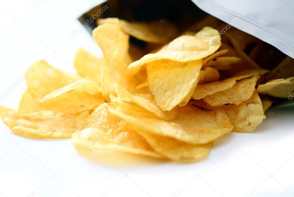 Patatine e chips di vari gusti in ciotole e sacchetti.