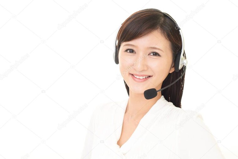 Cliente che compila un modulo per il money transfer in negozio