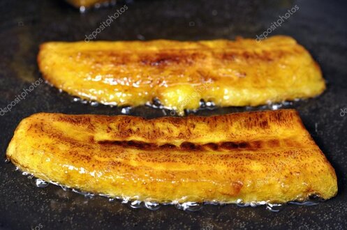 Fette di platano fritto dorato in una padella.