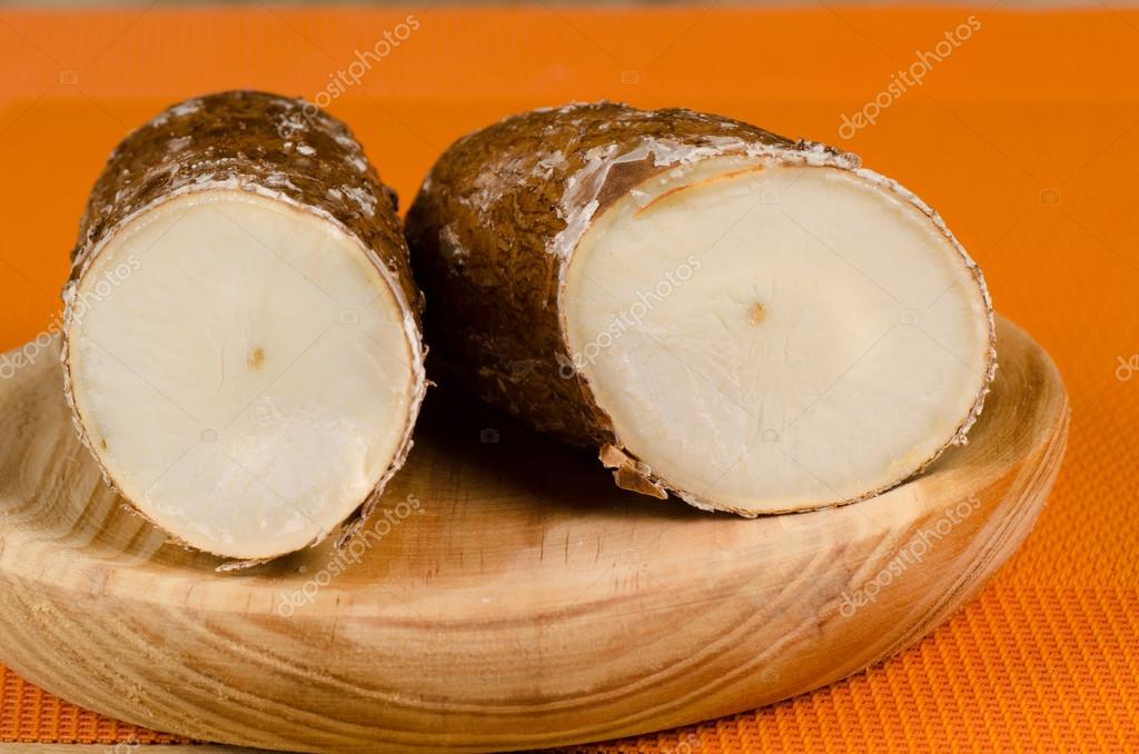 Radici di yuca fresca tagliate e disposte su un tagliere.