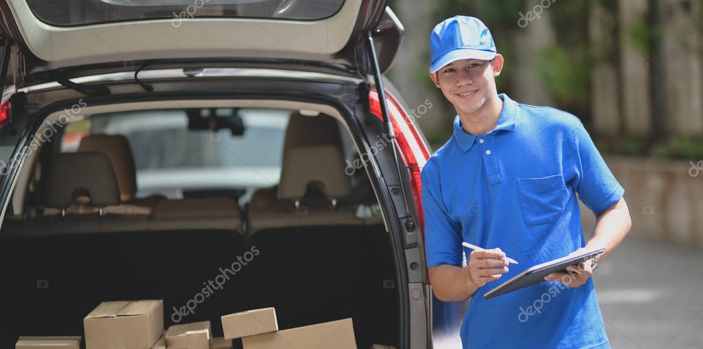 Clienti che ritirano pacchi presso un punto ritiro GLS