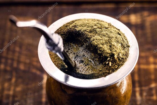 Tazza tradizionale di yerba mate con bombilla e thermos.