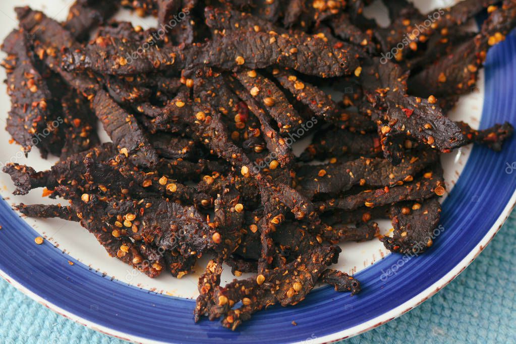 Ciotole con snack africani e mediorientali speziati.