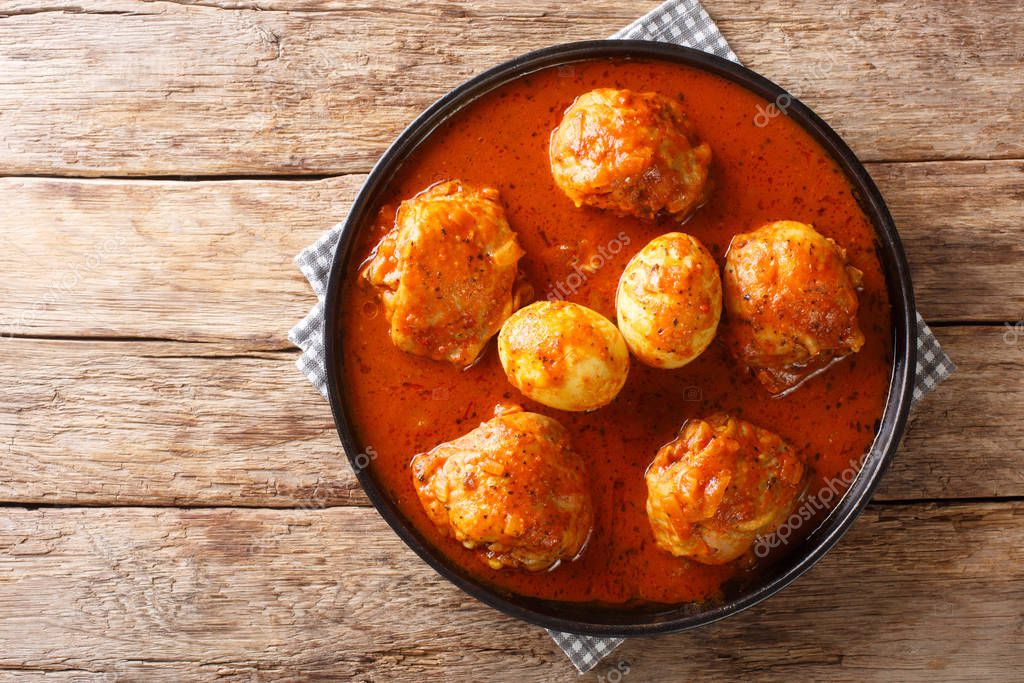 Condimenti africani in pasta in vasetti di vetro.