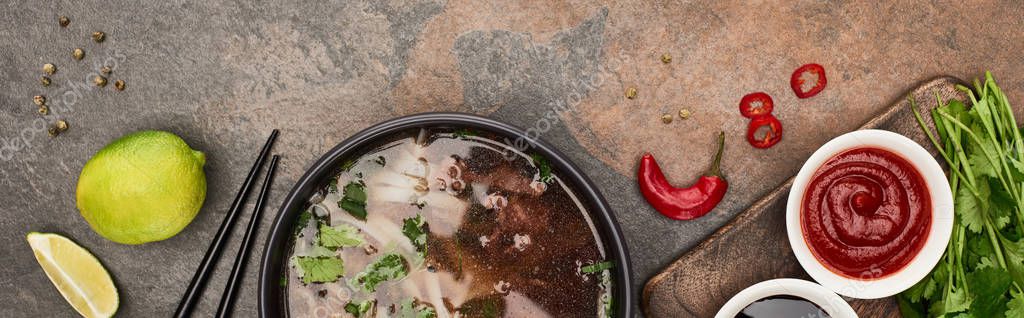Scaffale con salse e noodle asiatici in un market.