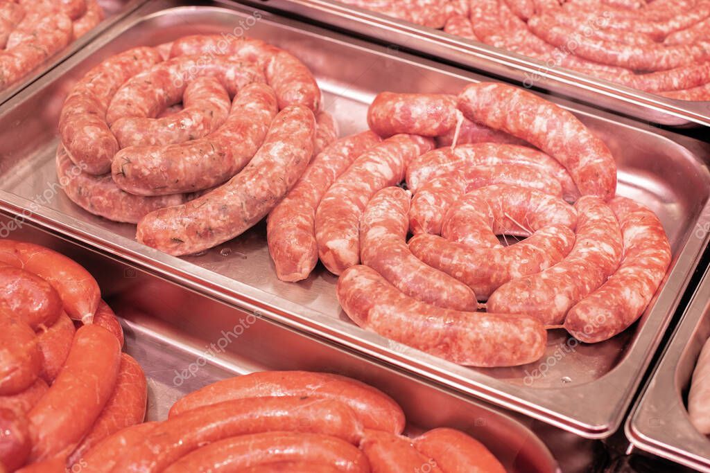 Scaffale con prodotti alimentari halal in un negozio.
