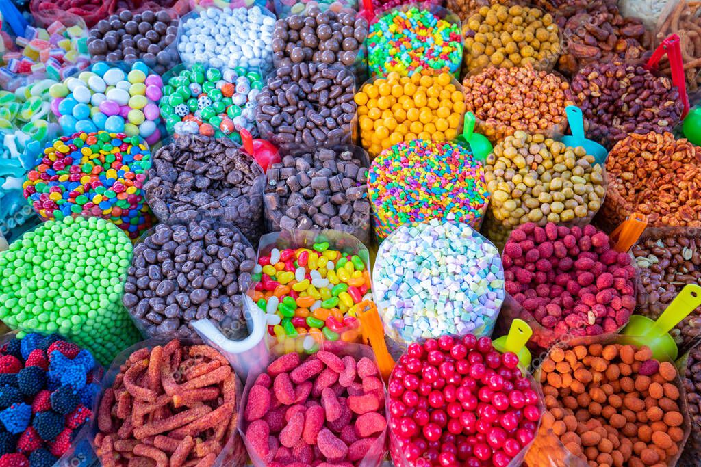 Varietà di cioccolatini e caramelle colorate.