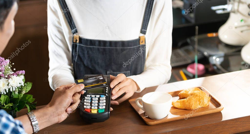 Cliente al banco che effettua un money transfer.