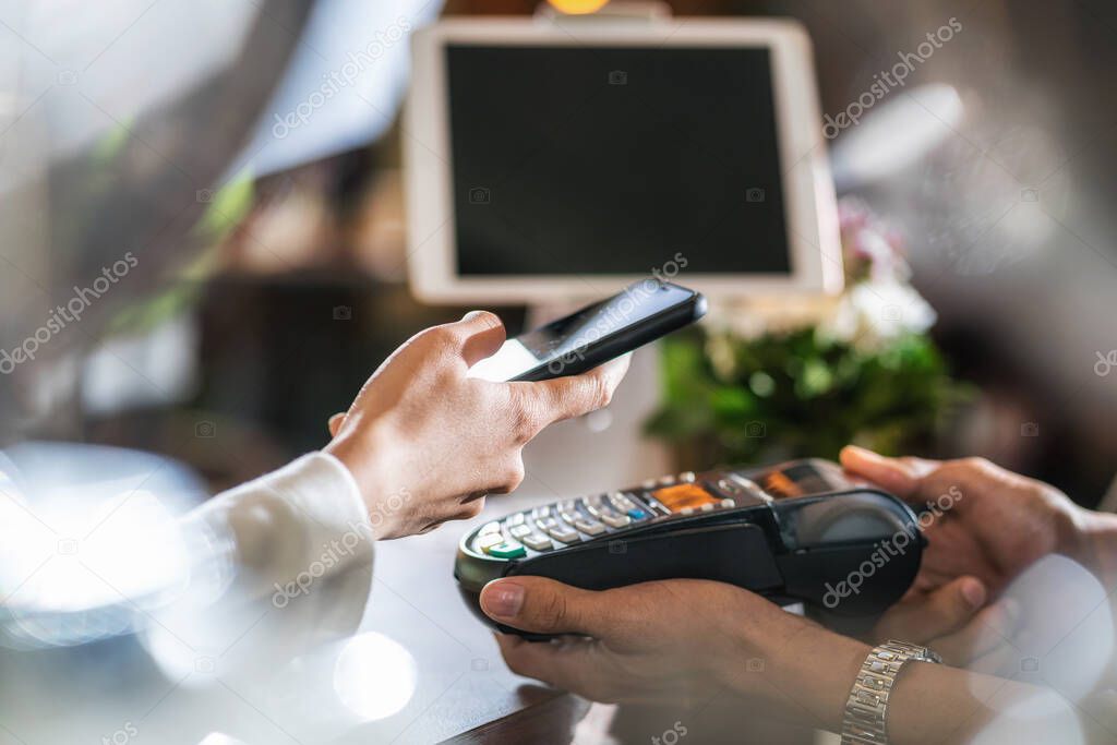 Cliente al banco che effettua un’operazione di money transfer con l’aiuto del personale.