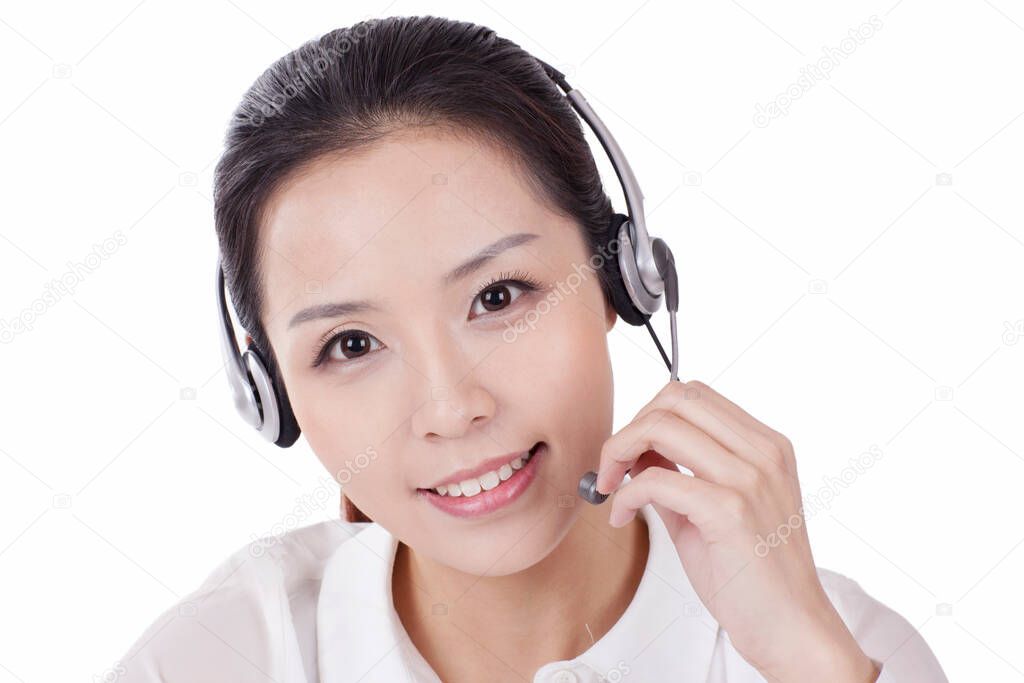 Personale di negozio che assiste un cliente parlando lingue diverse