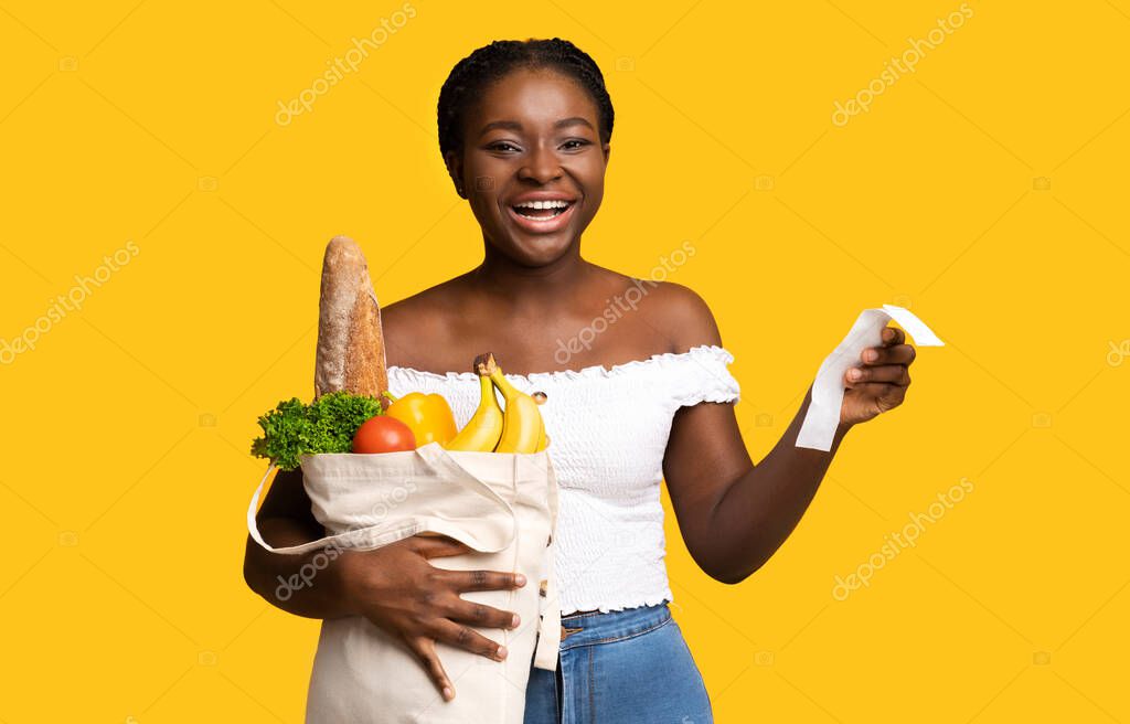 Etichette prezzo convenienti su prodotti alimentari in negozio.