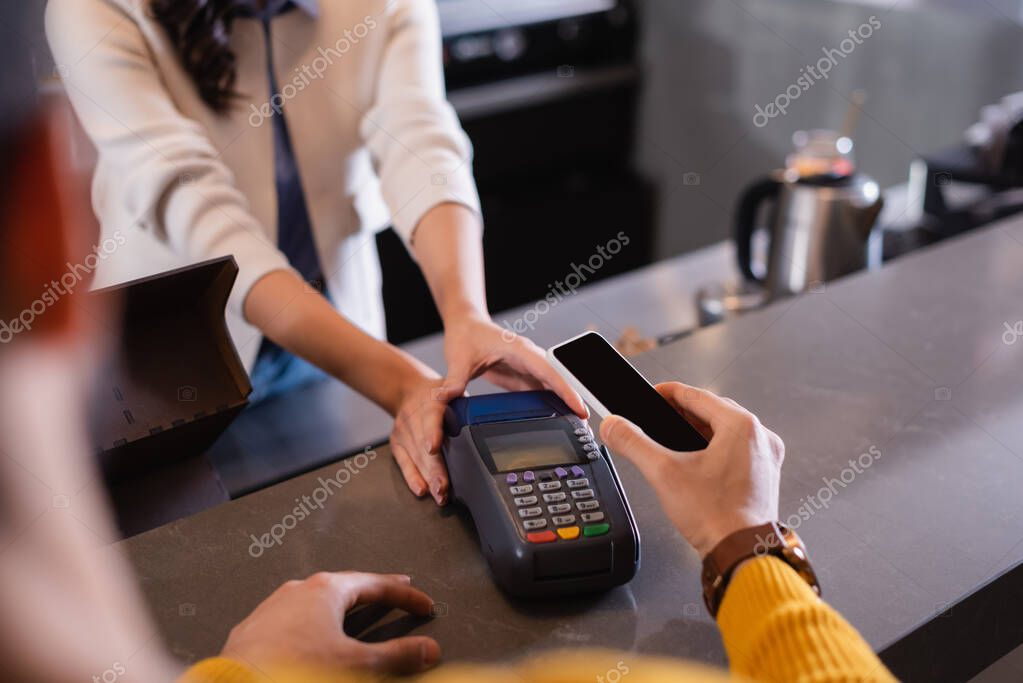 Cliente che effettua un money transfer al banco del negozio.