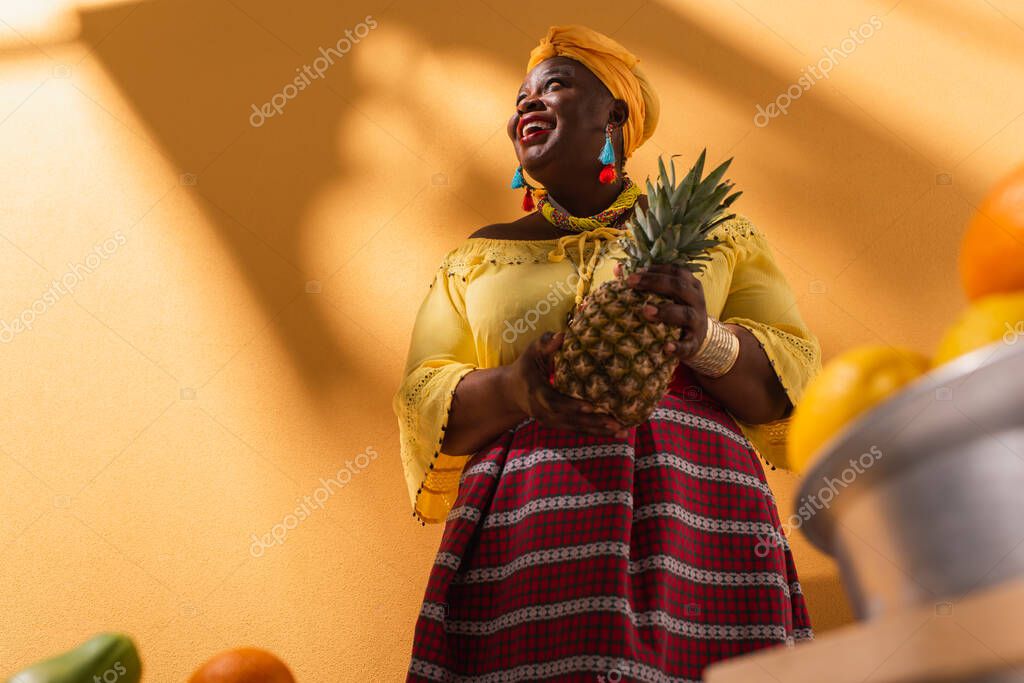 Varie farine e spezie africane in sacchi e ciotole.