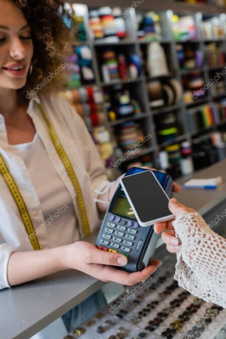 Cliente che effettua un servizio di money transfer allo sportello.