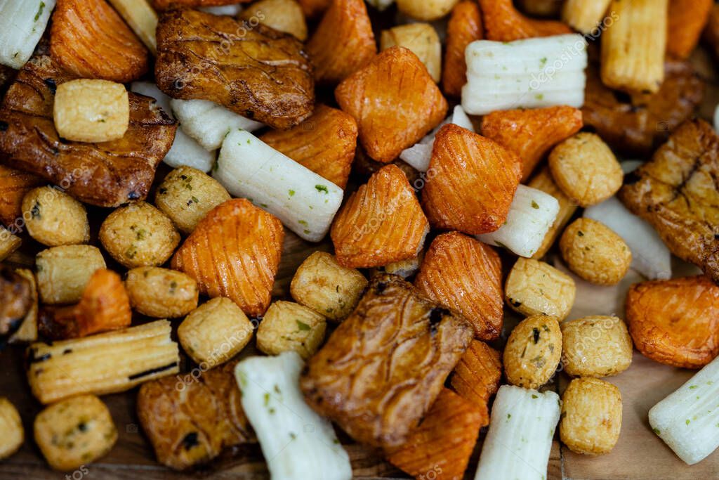 Snack asiatici assortiti tra cui alghe e crackers di riso.