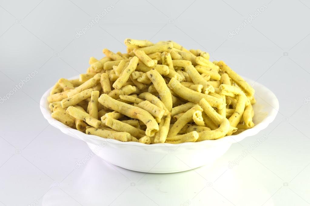 Varie bevande e snack esposti sugli scaffali di un market.