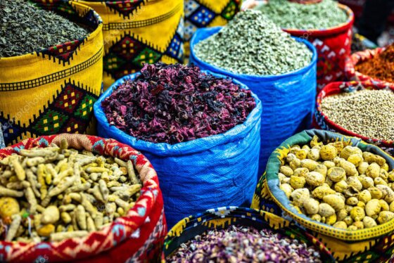 Ingredienti e spezie africane esposte in negozio