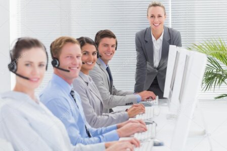 Membri dello staff di MULTIMARKET CARONNO che assistono un cliente al banco