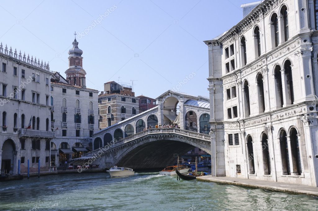 Piazzale alle porte di Venezia con pullman turistici
