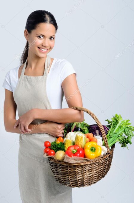 Banco di frutta e verdura etnica fresca esposta in negozio.