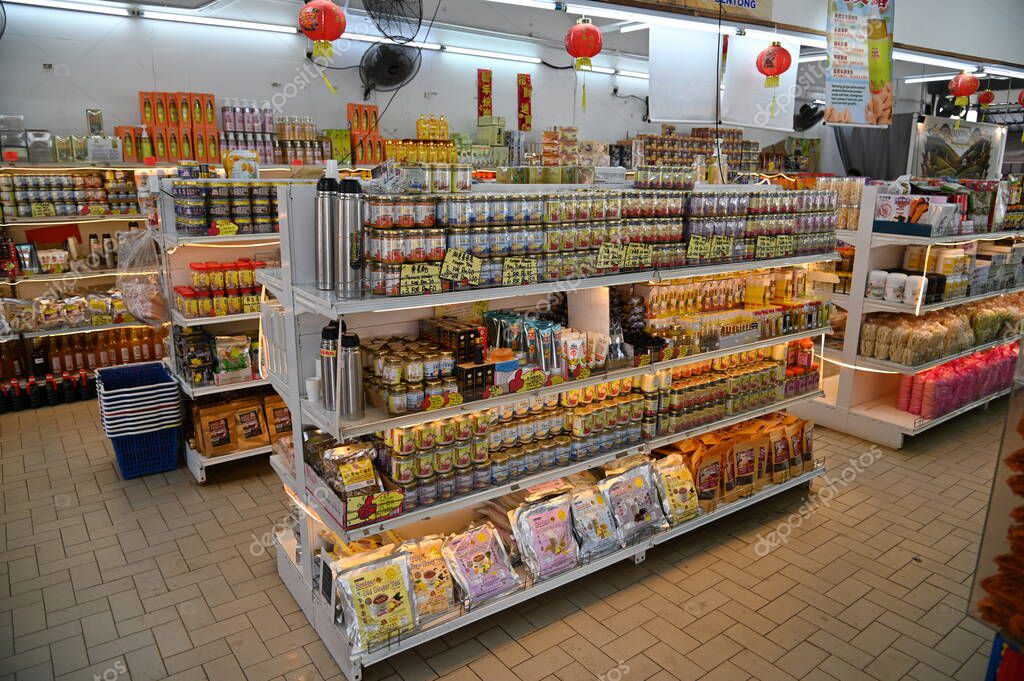 Scaffali con prodotti alimentari etnici dal mondo