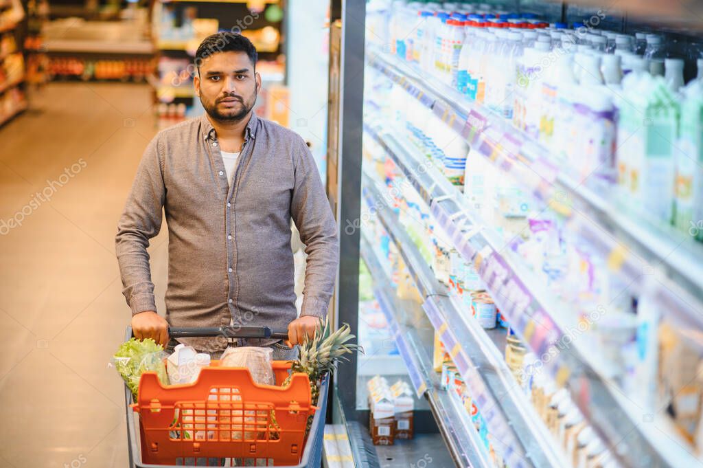 Scaffali con unampia scelta di prodotti alimentari etnici.