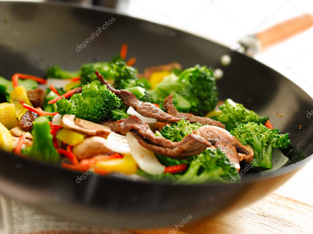 Wok con verdure saltate e salsa pronta da usare.