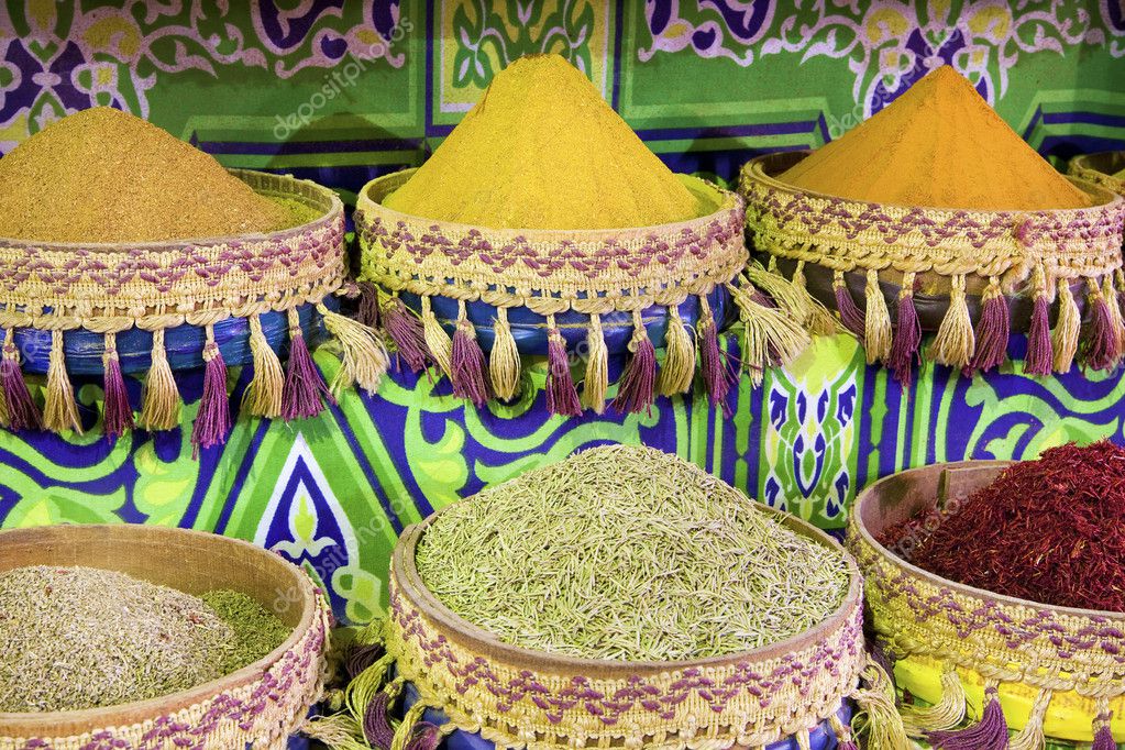Sacchi di farine africane e spezie colorate.