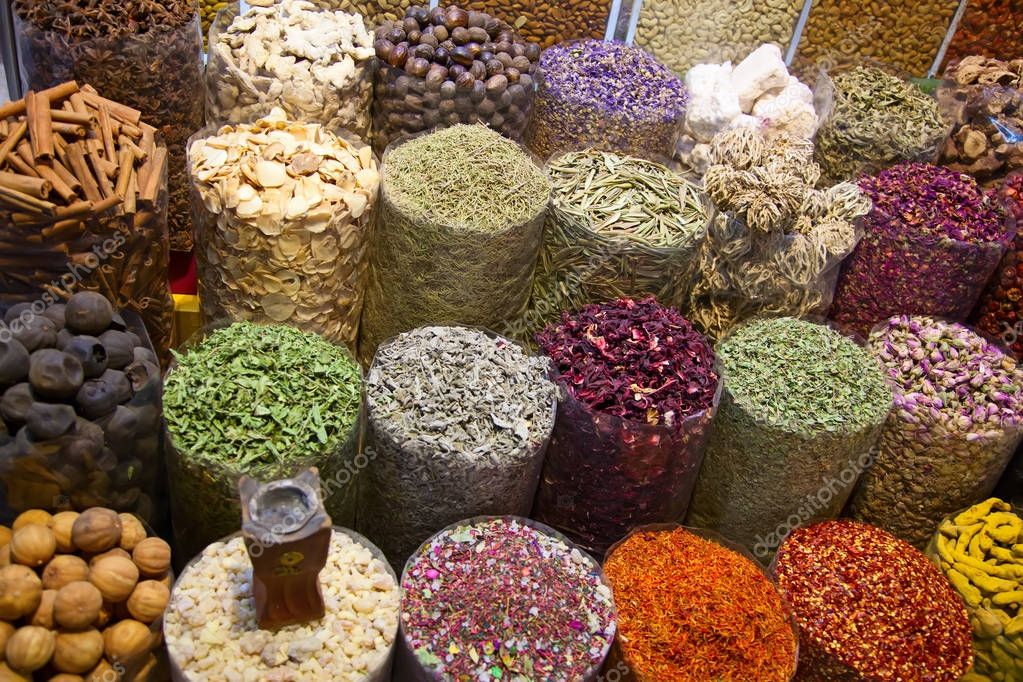 Scaffali con spezie, snack e bevande internazionali ben esposti