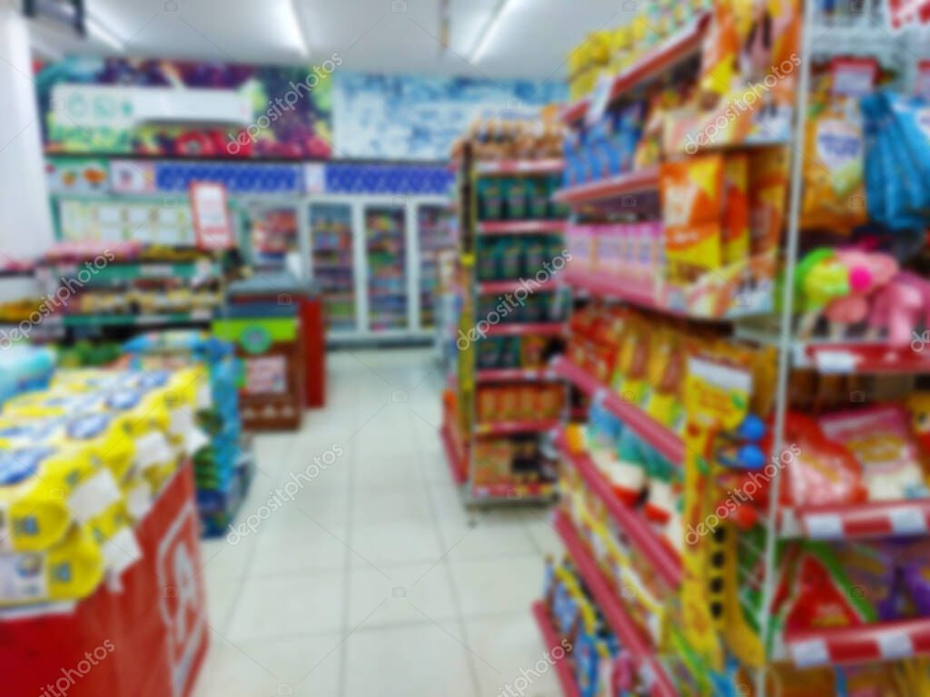Interno del negozio con corsie ordinate di prodotti alimentari etnici