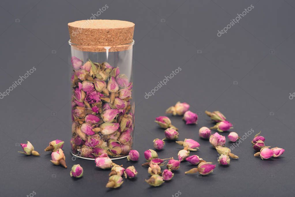 Tazze di tè e tisane internazionali su un tavolo di legno.