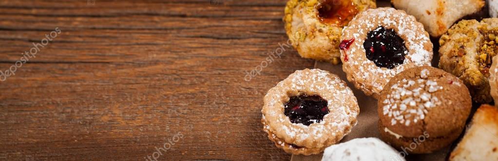 Vassoio con biscotti assortiti internazionali.