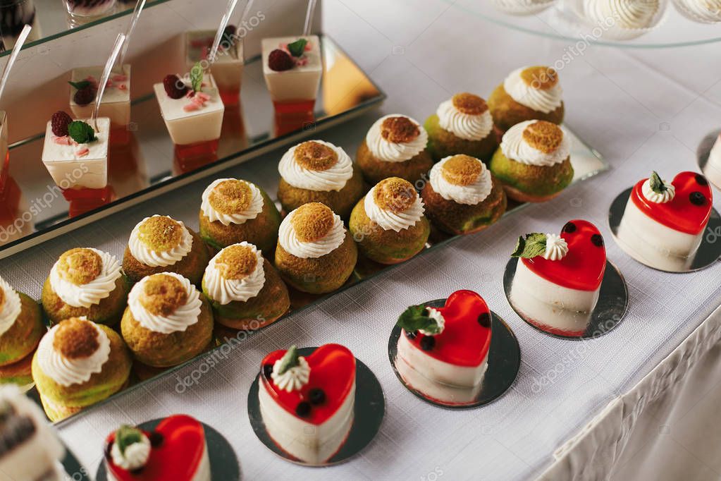 Dolcetti e tortine decorate di vari colori.