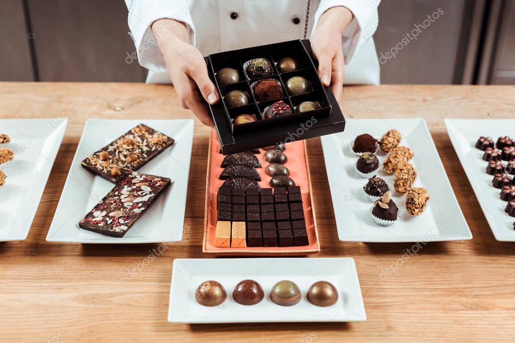 Barrette di cioccolato internazionali disposte su un banco.