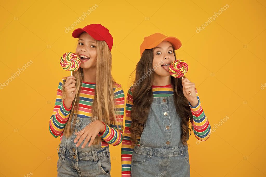 Caramelle e dolciumi colorati provenienti da diversi Paesi.