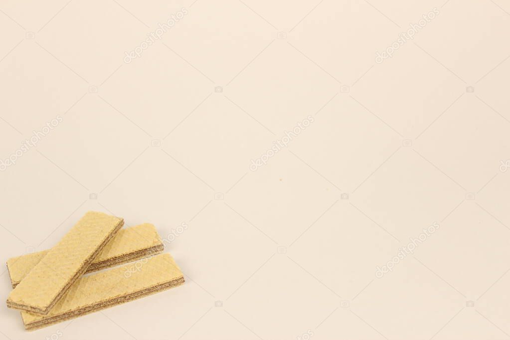 Wafer e biscotti ripieni impilati su un piatto.