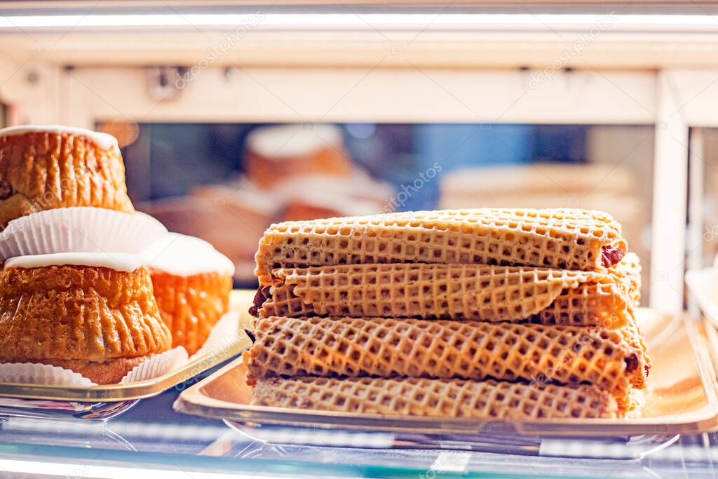 Scaffale di negozio con confezioni di dolci e biscotti esteri.